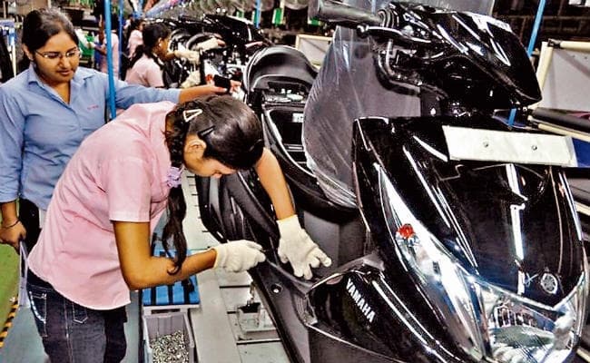 बाइक कारखानों में महिलाएं भी पुरुषों के साथ कर रही हैं काम