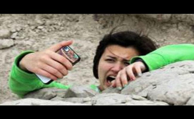 बरसात में सेल्फी संभलकर, लाइक्स की बजाय जिंदगी से धोना पड़ सकता है हाथ