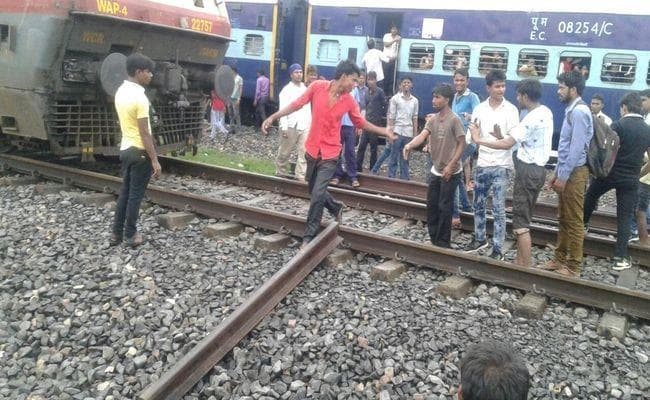 मुजफ्फरपुर-हाजीपुर रेलखंड पर फूटा यात्रियों का गुस्सा, परिचालन ठप