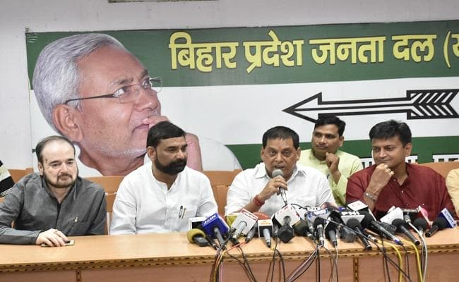 तेजस्वी पर जदयू के सख्त रुख के बाद राहुल गांधी ने की नीतीश कुमार से बात