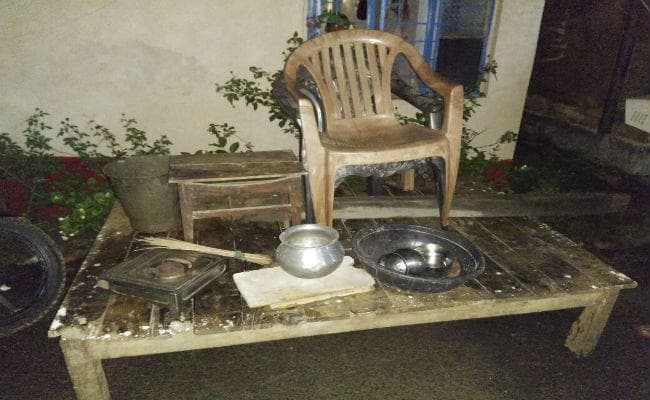 पटना के डीसीएलआर के शेखपुरा के सुगिया स्थित पैतृक घर में हुई कुर्की-जब्ती