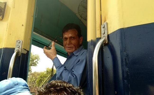 बिहार : आक्रोशित लोगों ने किया ट्रेन का चक्का जाम, तेजस्वी पर दर्ज FIR वापस लेंगे की मांग