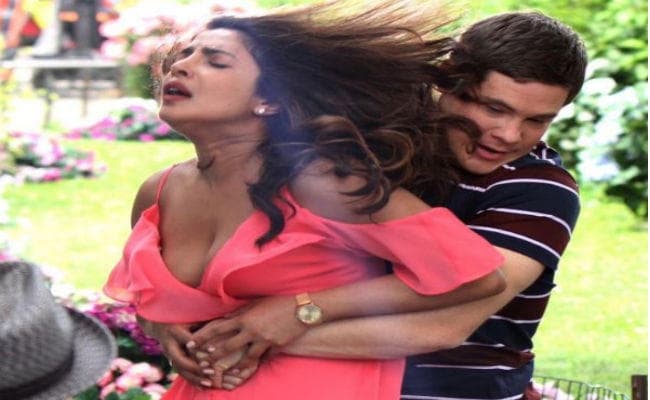 PHOTOS : न्यूयॉर्क में प्रियंका चोपड़ा के साथ हुई इस हरकत की तस्वीरें सोशल मीडिया पर VIRAL, जानें क्या है पूरा मामला