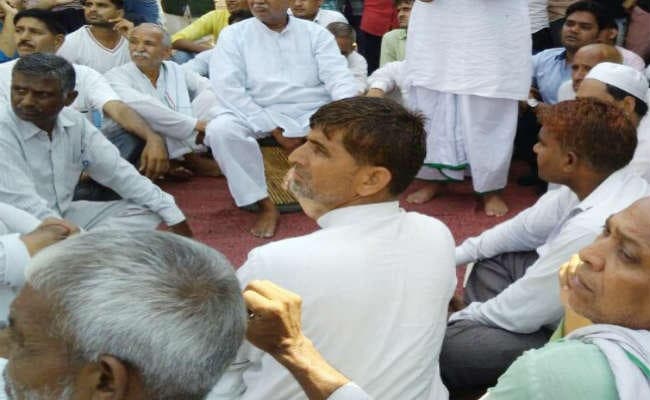 फेसबुक पर भड़काऊ पोस्‍ट डाला, तो महापंचायत ने दी 11 जूते मारने की सजा