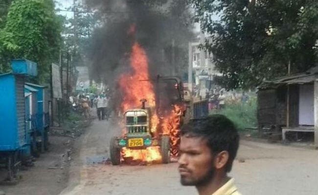 कुचल कर स्कूली छात्र की मौत, आक्रोशित ग्रामीणों ने ट्रैक्टर फूंका, पथराव, लाठीचार्ज, दो जवान समेत कई जख्मी