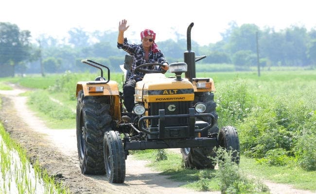 #ButterflyTeaser : शाहरुख खान ने पंजाब के खेतों में चलाया ट्रैक्टर