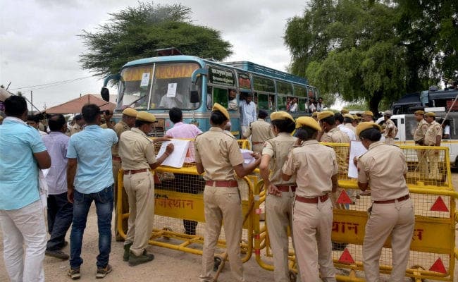 भारी तनाव के बीच 17 दिन पहले मरे कुख्यात अपराधी आनंदपाल सिंह के शव का अंतिम संस्कार