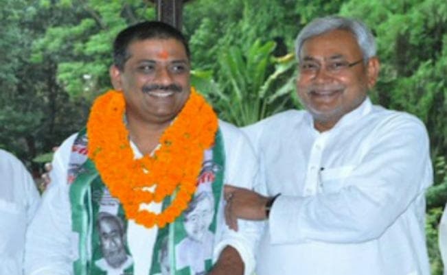 तेजस्वी प्रकरण पर नीतीश कुमार के इस अहम सहयोगी के बयान में छिपे हैं महत्वपूर्ण संकेत