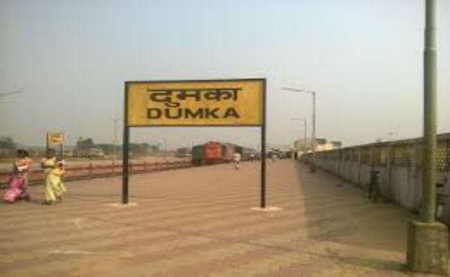 दुमका : 32 गांवों को शहर में शामिल किये जाने का विरोध, ग्रामीणों ने निकाली रैली