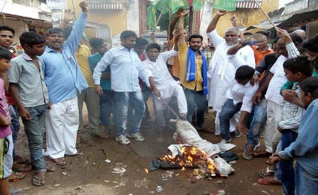 बिहार : डुमरांव में छात्र राजद ने फूंका पीएम मोदी का पुतला