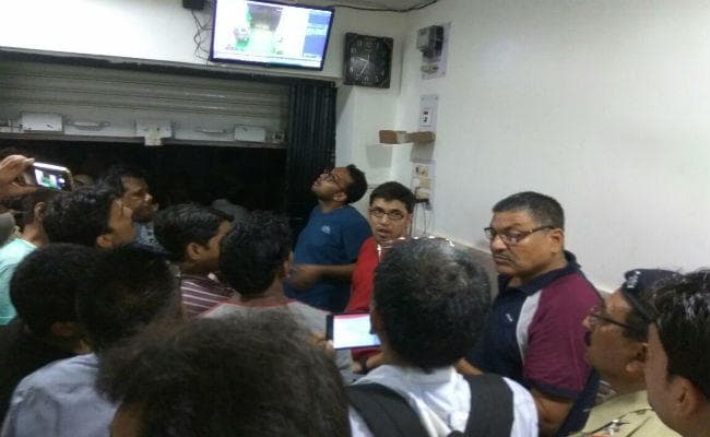 कोडरमा : हथियार के दम पर ज्‍वेलरी शॉप में लूटपाट, CCTV में कैद हुए लुटेरे