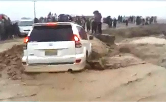 VIDEO : सवारियों सहित नदी में बह गयी कार, पुराने वीडियो को लोगों ने कर दिया वायरल