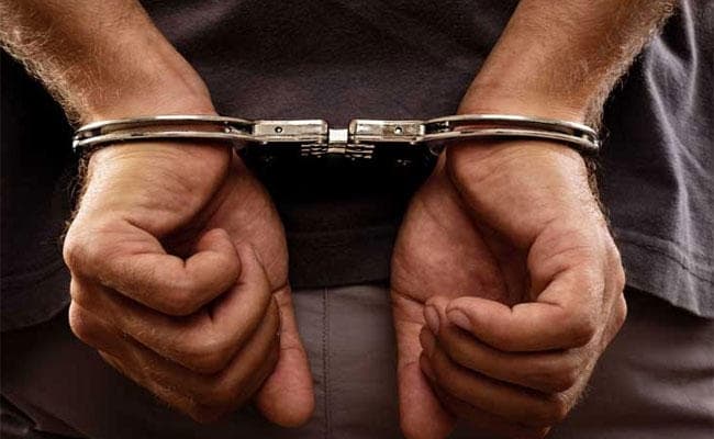 कॉल सेंटर के मालिक सहित 10 गिरफ्तार