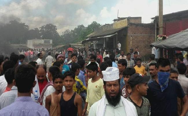 In PICS : हिरासत में युवक की मौत के बाद राजमहल में तनाव, थाना प्रभारी और जांच अधिकारी निलंबित