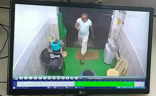 VIDEO में देखिए, कैसे रिवाल्वर लेकर कोडरमा के ज्वेलरी शॉप में घुसे थे तीन अपराधी