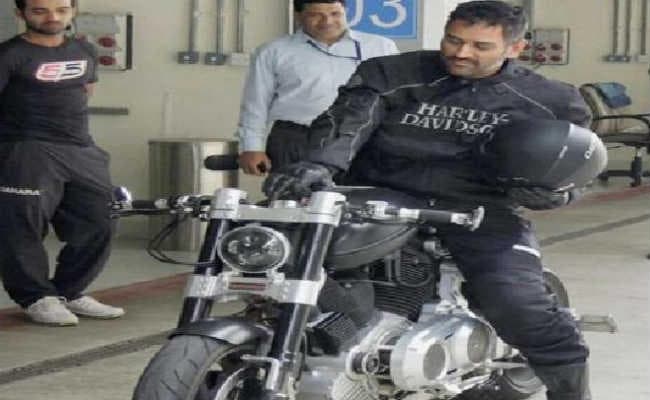 धौनी की बाइक हायाबूसा के दीवाने जडेजा भी