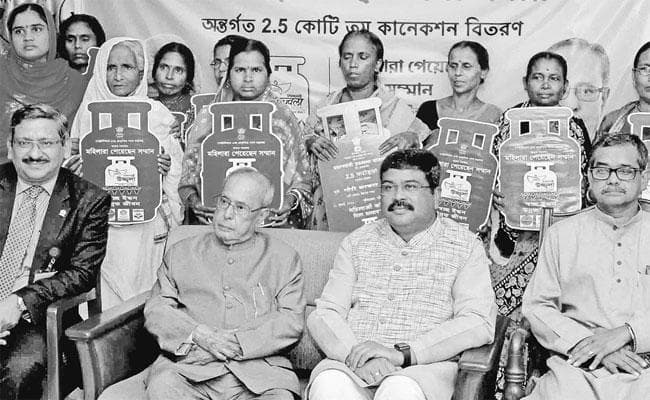 उज्ज्वला योजना : राष्ट्रपति ने बांटे मुफ्त एलपीजी कनेक्शन