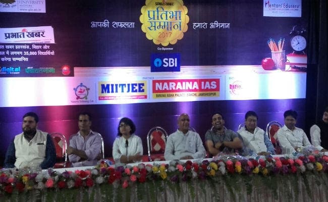 जमशेदपुर : प्रतिभा सम्मान समारोह का आयोजन, मंत्री सरयू राय ने छात्रों को किया संबोधित