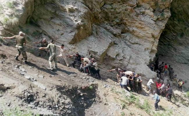 VIDEO : खाई में गिरी अमरनाथ यात्रियों से भरी बस, 16 लोगों की मौत, दो दर्जन से अधिक घायल