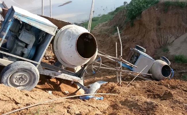 गुमला : लेवी नहीं मिली तो गाड़ी जलाया, मुंशी व मजदूरों को पीटा, 7 करोड़ के पुल का काम बंद