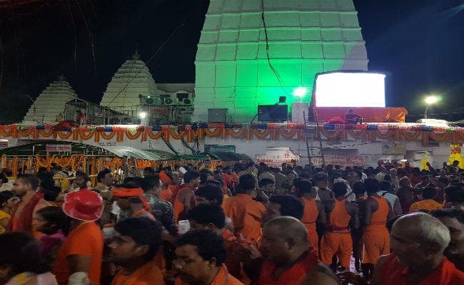 सावन की दूसरी सोमवारी :बाबा के दर्शन के लिए  उमड़ा  केसरिया जनसैलाब