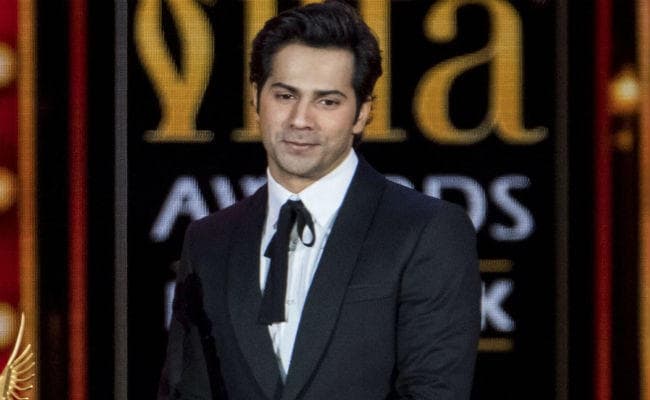 IIFA 2017: वरुण के इस सवाल का सवाब देने से करण ने किया सेरआम इनकार, वीडियो