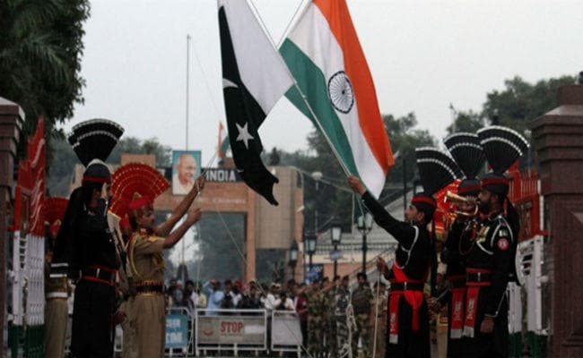 VIDEO: बीटिंग रिट्रीट करते हुए धड़ाम से गिरा पाकिस्तानी जवान, खूब हंसे लोग, वीडियो वायरल