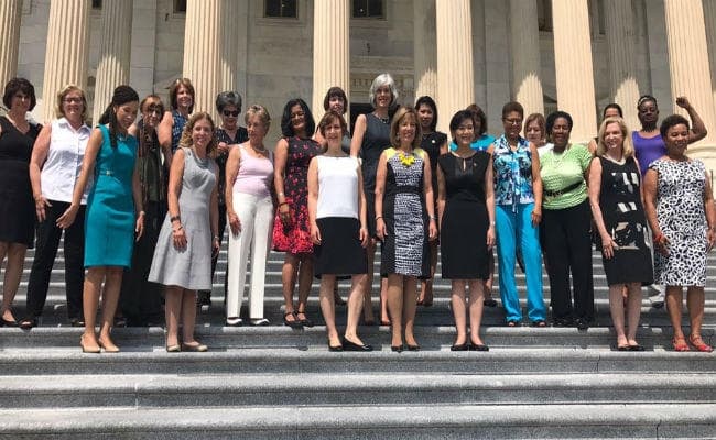 अमेरिका में भी पसंद के कपड़े पहनने के लिए महिलाओं को करना पड़ता है संघर्ष