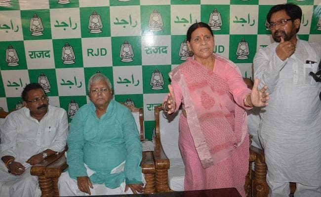 तेजस्वी के इस्तीफे के खिलाफ राबड़ी, लालू चाहते हैं जारी रहे गठबंधन