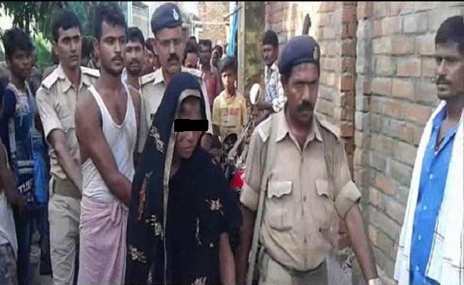 आपत्तिजनक स्थिति में प्रेमी युगल पकड़ाया, ग्रामीणों ने महिला के बाल काटे, मुंह पर पोती कालिख