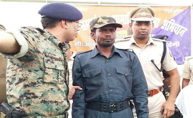 बिहार : जमुई में नक्सली एरिया कमांडर सुरंग यादव ने आइजी के समक्ष किया विधिवत सरेंडर
