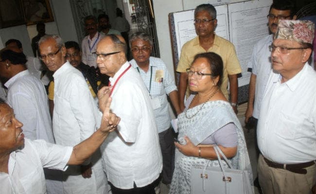 बंगाल : दार्जीलिंग के विधायकों पर चिल्‍लाये TMC विधायक, कहा - पहाडि़यों में वापस जाओ, हुआ विवाद