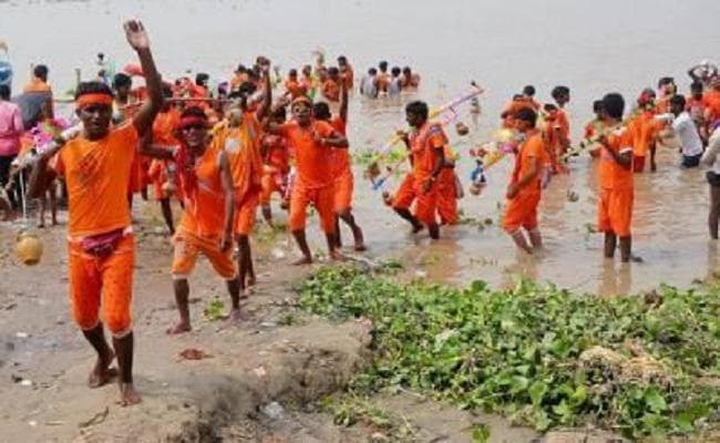 2.50 लाख से अधिक कांवरियों ने उठाया गंगा जल, हार्ट अटैक से गोपालगंज के कांवरिया की मौत