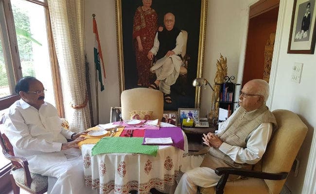 उपराष्ट्रपति चुनाव: आडवाणी और जोशी से आशीर्वाद लेने के बाद वेंकैया नायडू ने दाखिल किया नामांकन