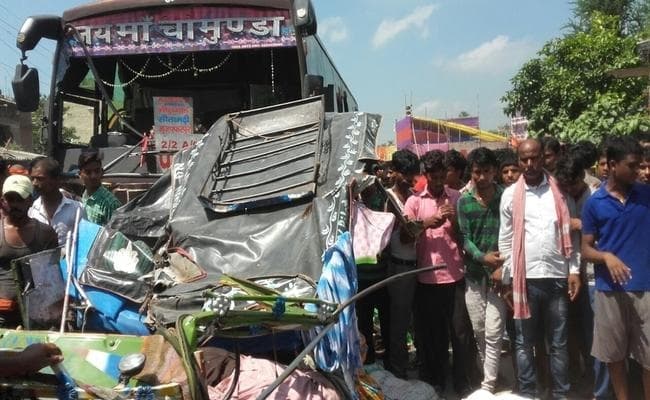 हाजीपुर में भीषण सड़क हादसा, 10 लोगों की मौत, गुस्साये लोगों ने पुलिस को खदेड़ा