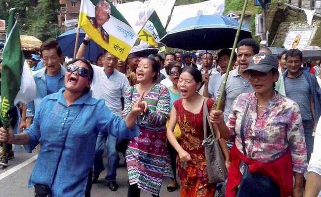 दार्जीलिंग में ट्रैफिक पुलिस चौकी फूंकी,  बिजली आपूर्ति बोर्ड से जुड़े फ्लैट में आग लगा दी