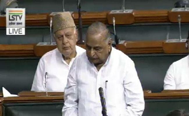 बोले मुलायम- चीन ने पाकिस्तान की जमीन में गाड़ दिया है एटम बम, हमले की कर चुका है तैयारी