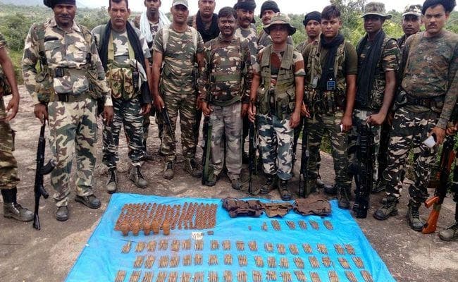झारखंड-बिहार सीमा पर बरामद हुआ हथियारों का जखीरा