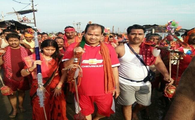 सांसद बूलो बने कांवरिया, कई कार्यकर्ता के साथ चले बाबा नगरिया