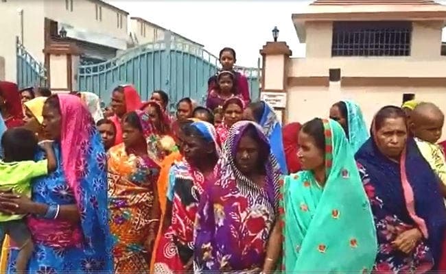 ऐझी आंखफोड़वा कांड में आरोपित शिक्षक की गिरफ्तारी को लेकर ग्रामीणों ने एसपी आवास को घेरा