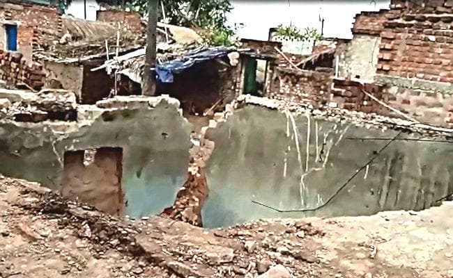 शेखपुरा के राजोपुर गांव में इंदिरा आवास की छत गिरी, अधेड़ ने दम तोड़ा
