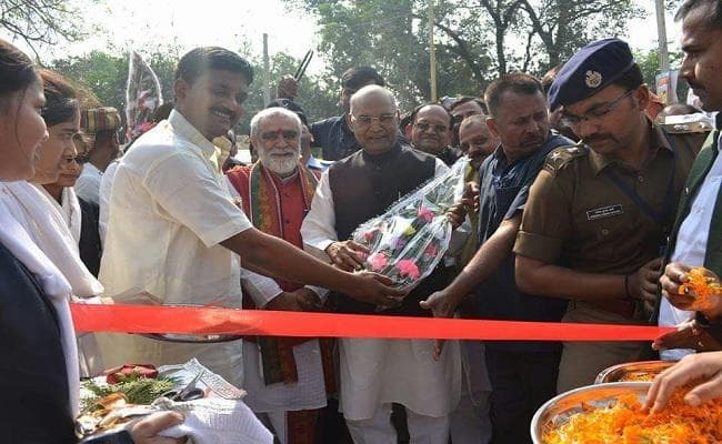 रामनाथ कोविंद के राष्ट्रपति बनने पर डुमरांव के मुरार गांव में बंटी मिठाई