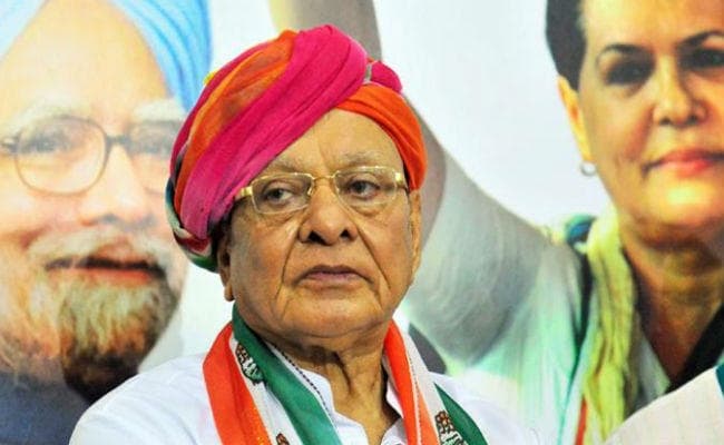 गुजरात की राजनीति आज ले सकती है नया करवट, शंकर सिंह वाघेला कांग्रेस को दे सकते हैं झटका