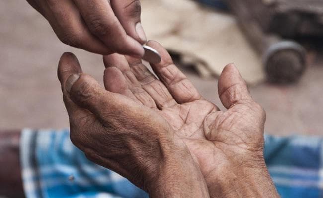 सिक्के की रार : डीएम ने भीखमंगाें को पहले कराया नाश्ता, फिर सिक्के को नोट में बदलवाया