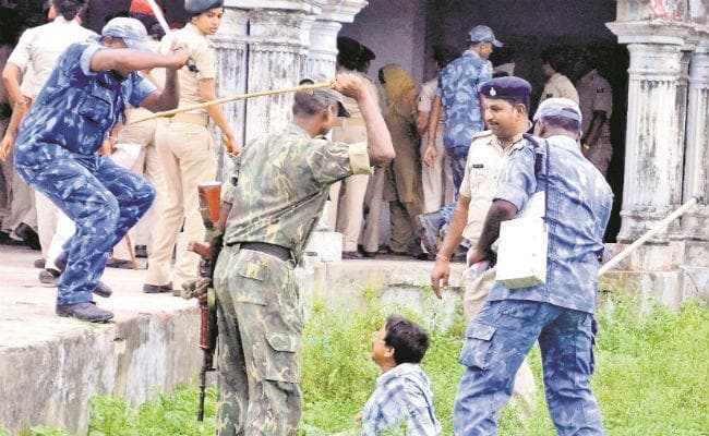 मौलाना को पकड़ने गयी पुलिस पर हमला, पथराव, 35 हिरासत में