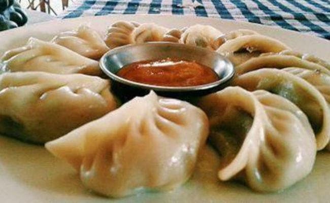 गुमला में बढ़ी मोमोज की डिमांड, ग्राहकों को आकर्षित करने के लिए दुकानदार कर रहे हैं ये काम