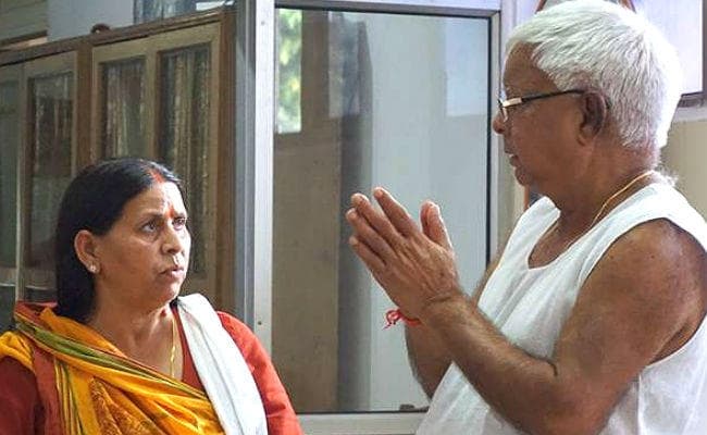 एयरपोर्ट पर अब लालू-राबड़ी को नहीं मिलेगी विशेष सुविधा, सुरक्षा जांच से होकर गुजरना पड़ेगा