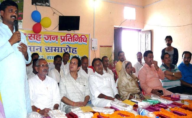 विद्यालय के संस्थापक रामदास पाठक की 8वीं पुण्यतिथि पर सम्मानित किये गये पत्रकार और जनप्रतिनिधि