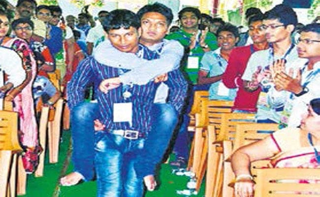 जज्बा: दिव्यांग बड़े भाई को पीठ में उठा पहुंचाता था कोचिंग, अब बसंत भी एनआइटी से करेगा इंजीनियरिंग