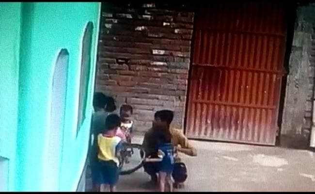 देखें VIDEO : कैसे मासूम के गले से सोने का लॉकेट उड़ाते हैं चोर